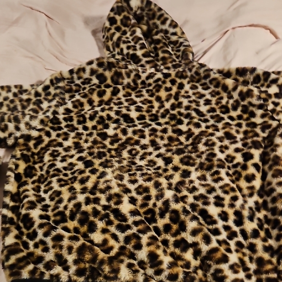 Harper & Ivy Fuzzy Leopard Print Apparel - Picture 6 of 8